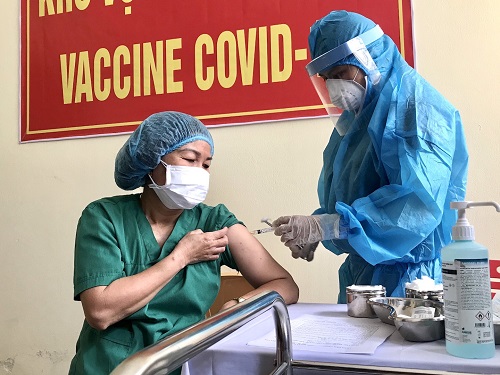 Tiêm chủng vắc xin phòng COVID-19 cho cán bộ y tế tham gia công tác phòng chống dịch COVID-19